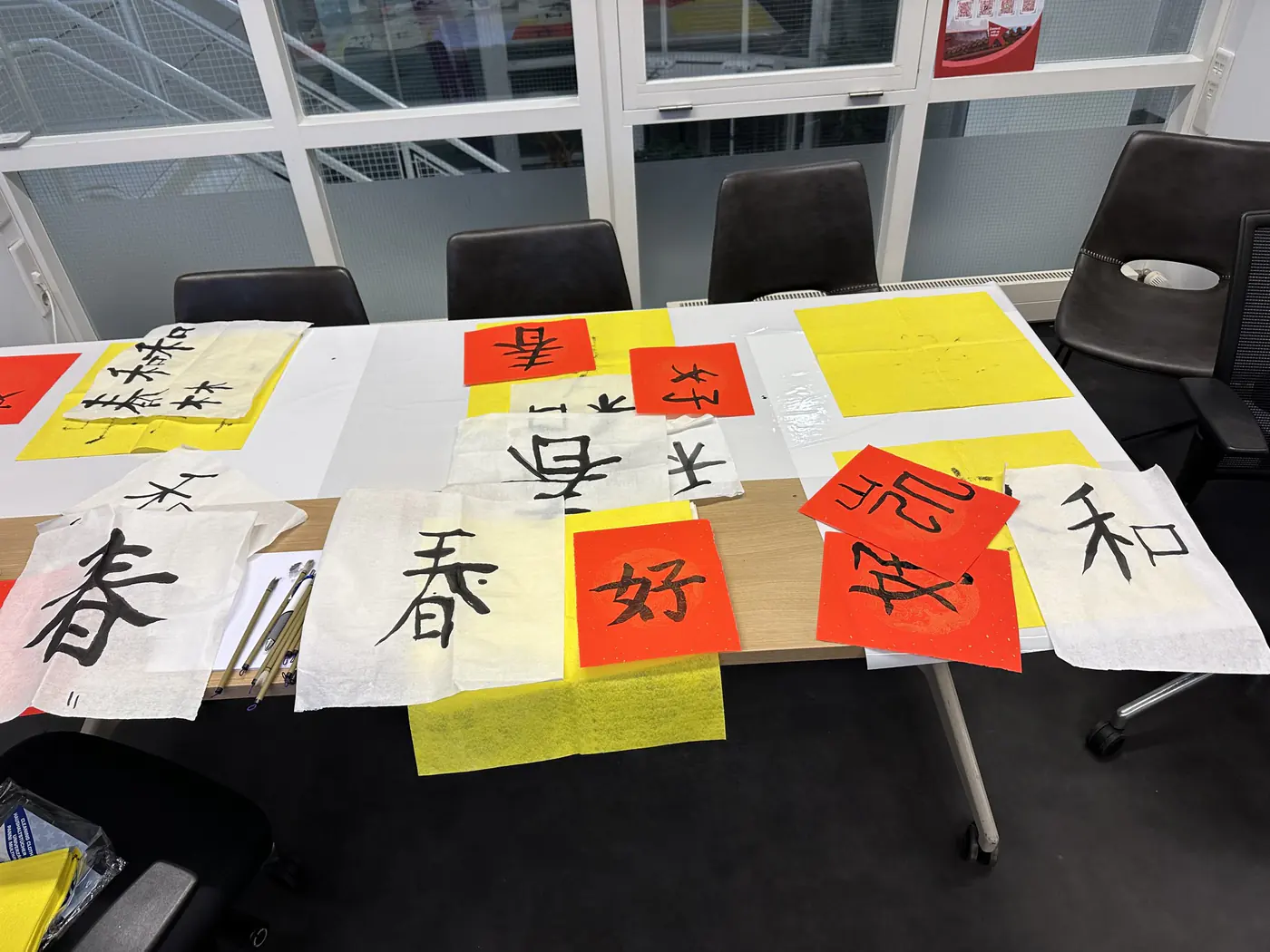 Kalligrafie voor Chinees Nieuwjaar: 春, 好, 和 en 福 op rijstpapier en rood papier, geschreven bij een workshop