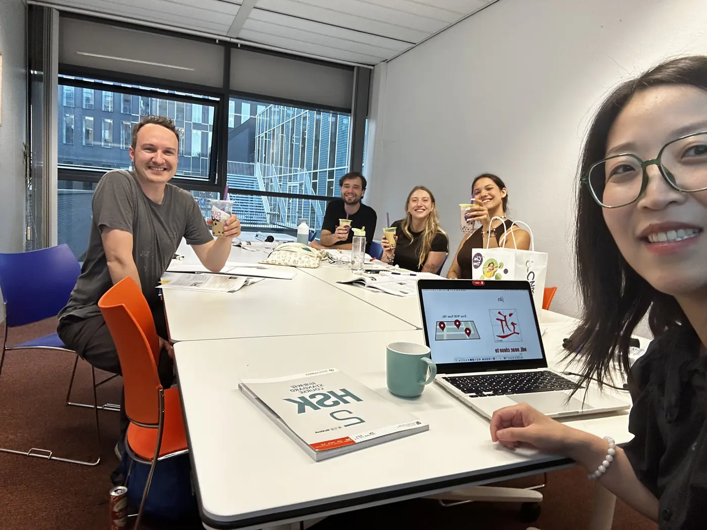 HSK-examentraining: cursisten aan tafel met het lesboek HSK Standard Course