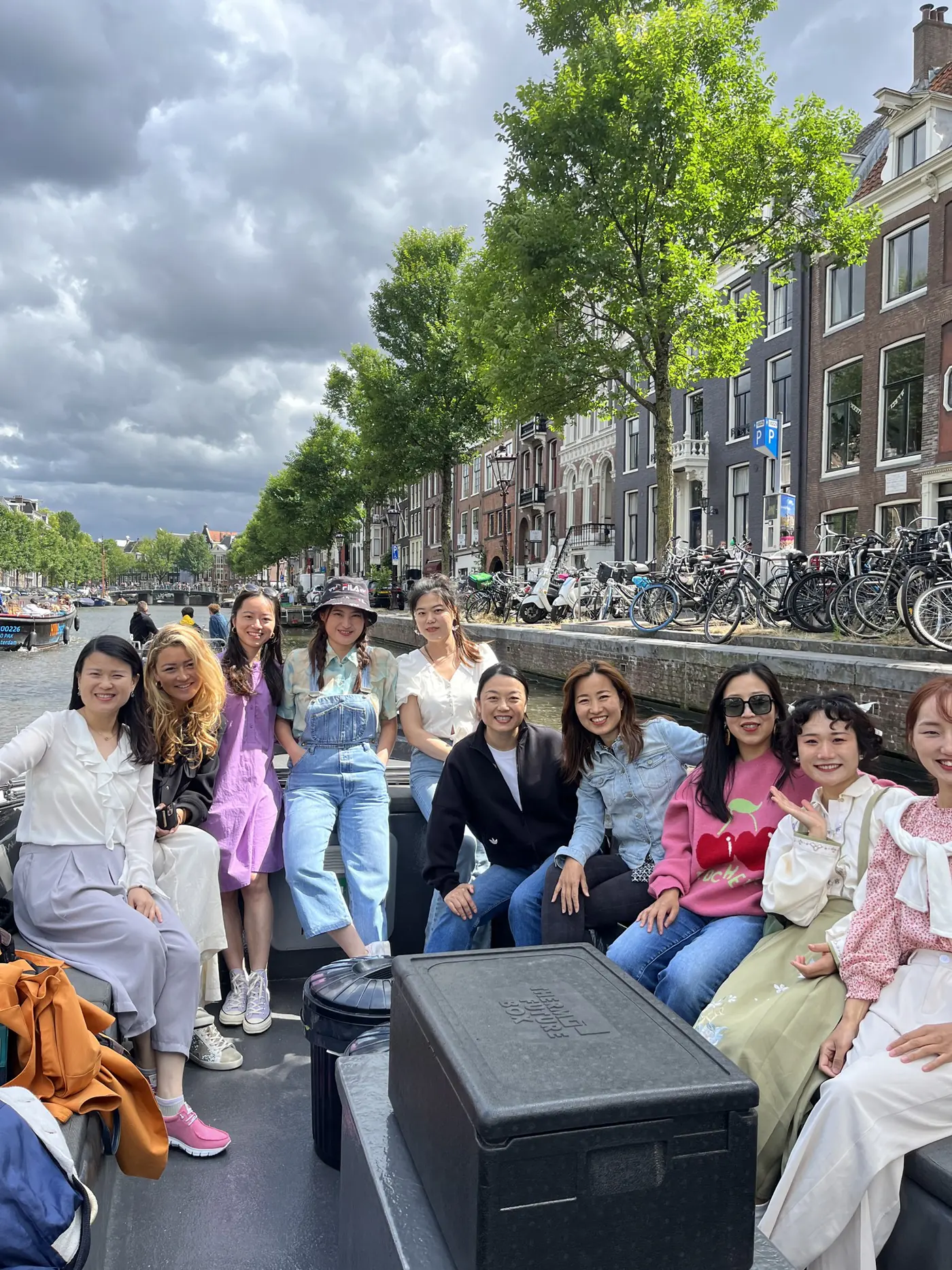 Learn Chinese in Amsterdam: Chinese learners and speakers on a canal boat