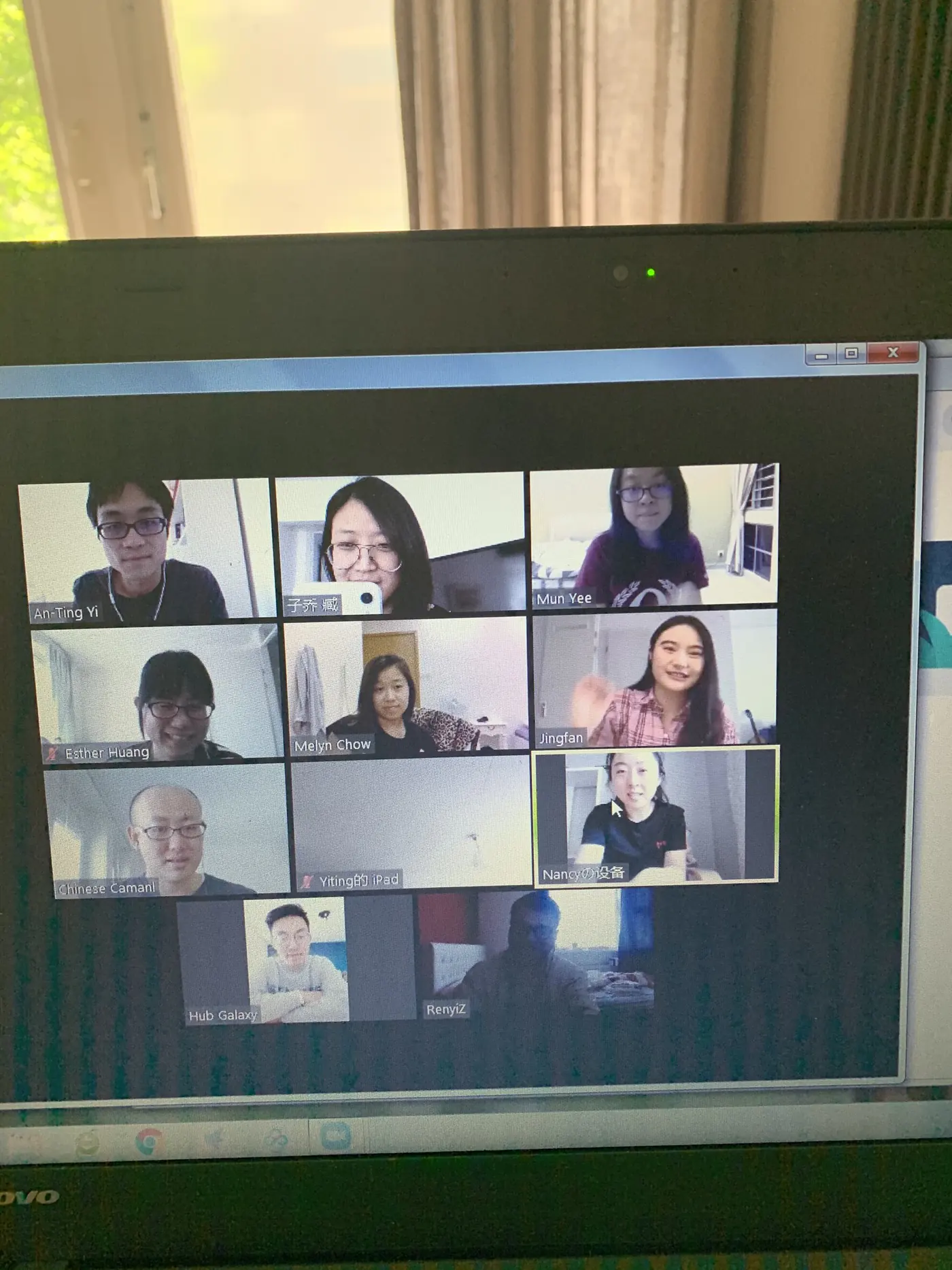 Online Chinese les via Zoom: docent en cursisten op een laptopscherm