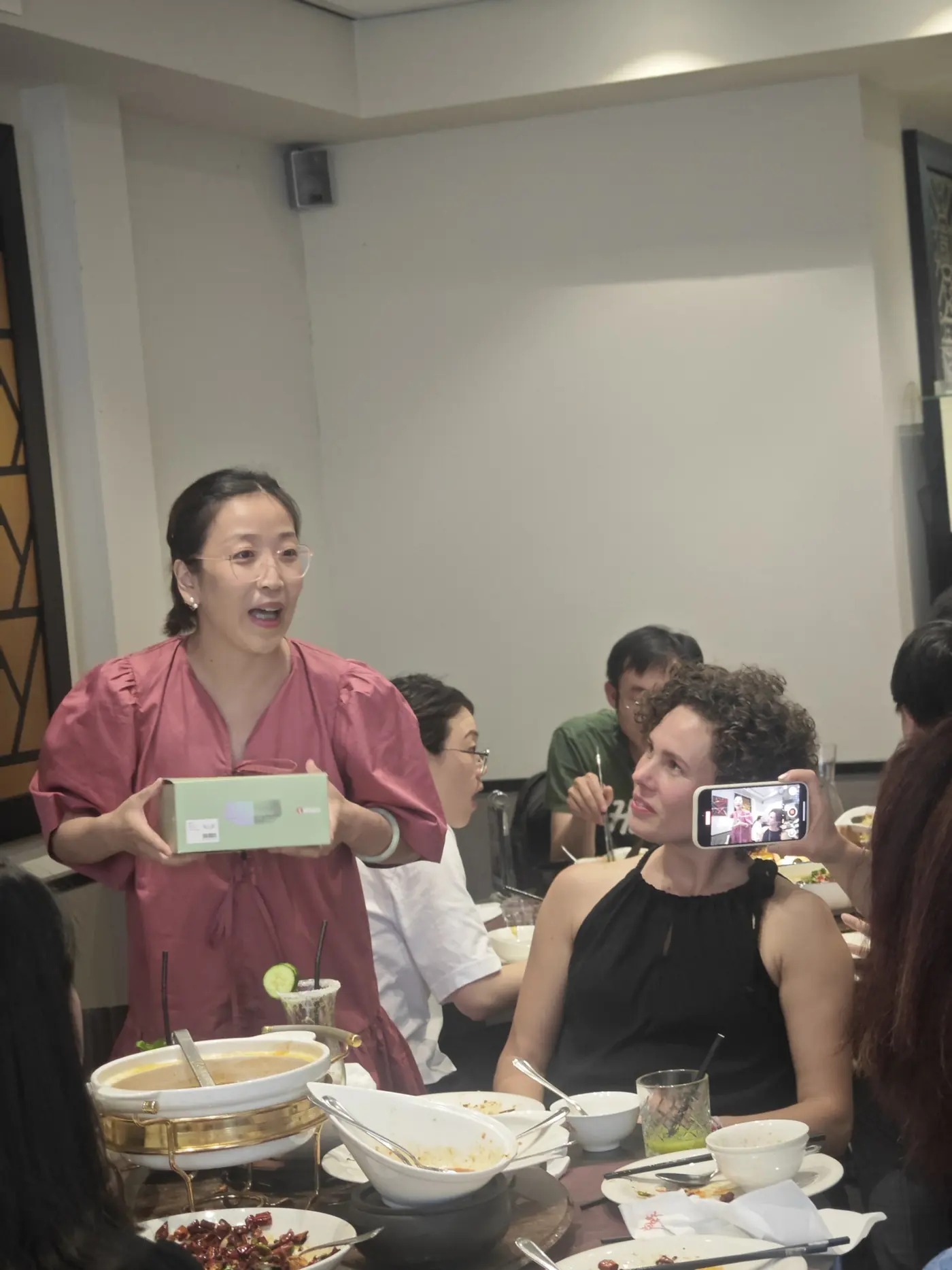 Zakencultuur in China: een cadeau overhandigen tijdens een zakendiner